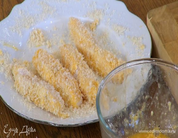 Кусочки рыбы обвалять в муке, затем, стряхнув лишнюю муку, обмакнуть во взбитое яйцо, обвалять в сухарях и отправить в холодильник на 15 минут. 