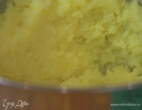 Приготовить пюре: картофель почистить, нарезать кусочками и отварить почти до готовности, добавить в кастрюлю зеленый горошек и варить еще 2 минуты, затем воду слить, добавить молоко, сливочное масло, размять все толкушкой и посолить. 