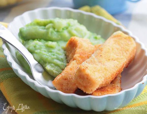 Разогреть в сковороде растительное масло и обжаривать рыбные пальчики минут по 5 с каждой стороны. 
Подавать пальчики с пюре. 