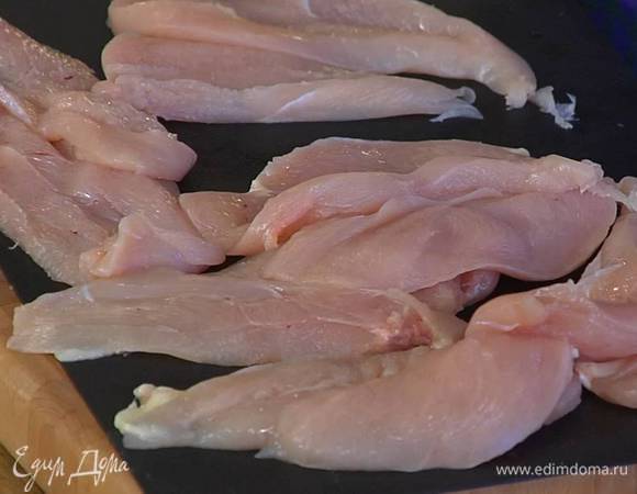 Грудки разрезать вдоль пополам, не прорезая до конца, распластать и немного отбить, затем на каждую положить по кусочку сыра и ветчины, посолить, поперчить, свернуть в рулетики и скрепить зубочистками. 