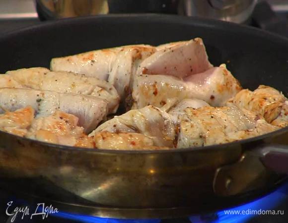 В сковороде, которую можно ставить в духовку, разогреть растительное масло и обжаривать рулетики по 2–3 минуты с каждой стороны до золотистого цвета.