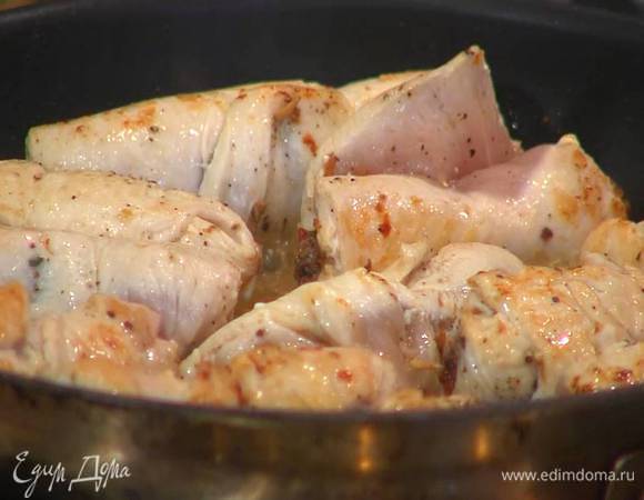 Добавить в сковороду чеснок, лавровый лист, влить бульон, прикрыть крышкой и запекать в разогретой духовке 15–20 минут, периодически переворачивая.