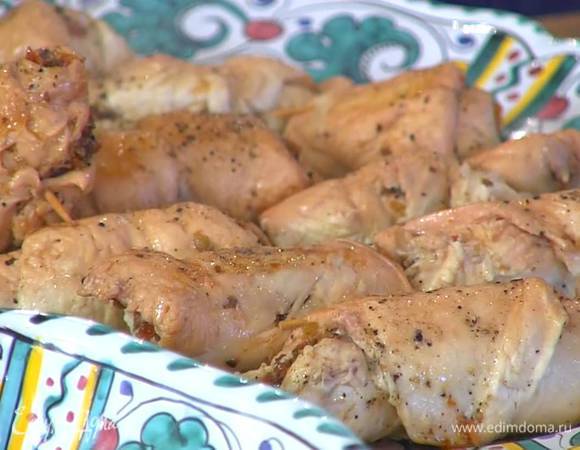 Готовые рулетики выложить в отдельную посуду и плотно закрыть фольгой. 