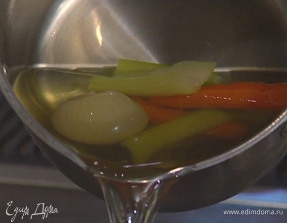 Бульон процедить через сито в небольшой сотейник и уваривать его в течение 5 минут на сильном огне. 