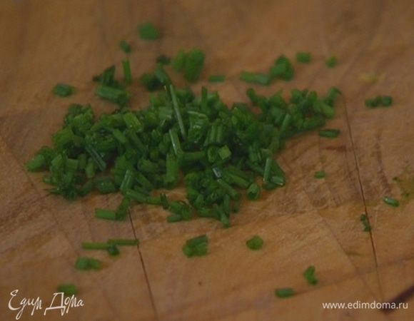 Шнитт-лук мелко порезать.