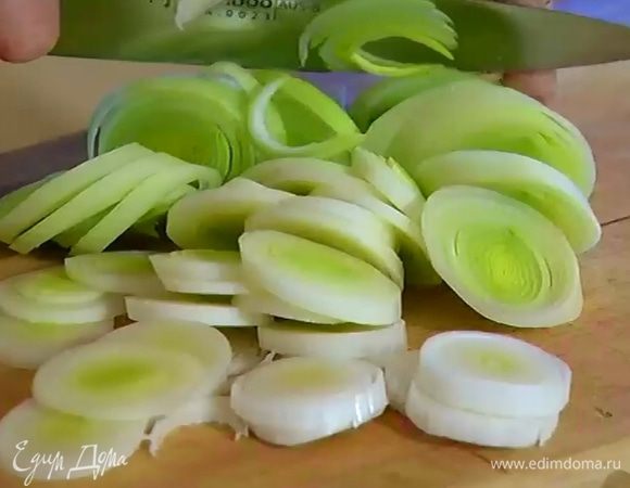 Светлую часть лука-порея нарезать кольцами.