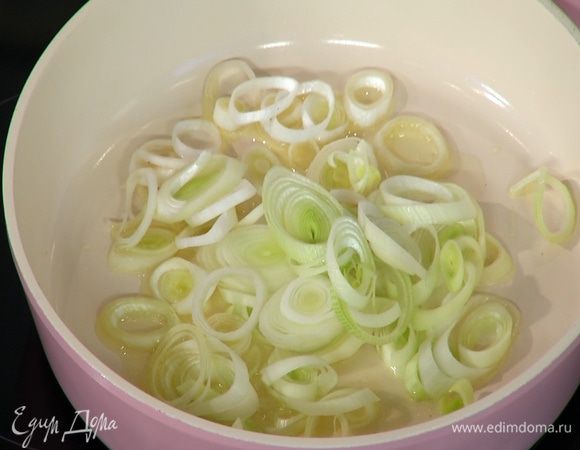 В жаропрочной кастрюле разогреть сливочное масло и тушить порей до мягкости.