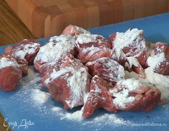 Мясо порезать кубиками, обвалять в муке, добавить к порею и обжарить. 