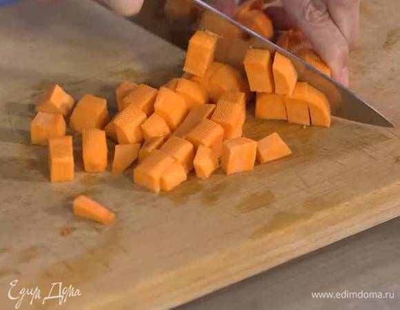 Батат почистить, нарезать кусочками и добавить в сковороду с мясом.