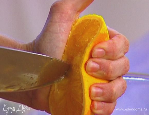 Из апельсина отжать сок и добавить в сковороду.