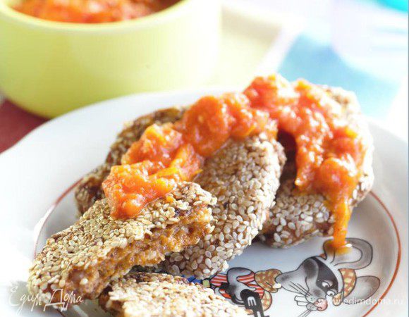 Переложить котлетки на противень и запекать 5–10 минут в разогретой духовке. Подавать котлетки с соусом.