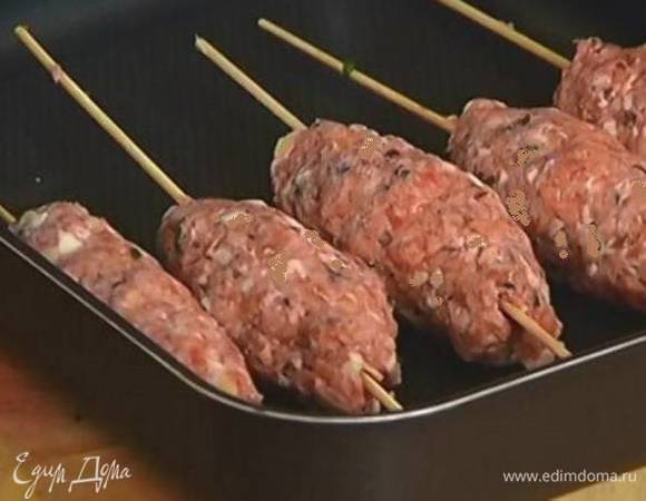 Нанизать котлетки на деревянные палочки, замоченные предварительно в воде, и обжаривать с каждой стороны в гриле или сковороде минут десять.