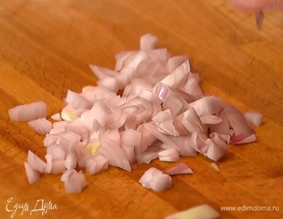 Лук-шалот почистить и мелко порубить.