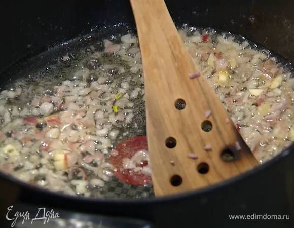 В большой сковороде разогреть оливковое масло и обжарить лук-шалот до прозрачности.