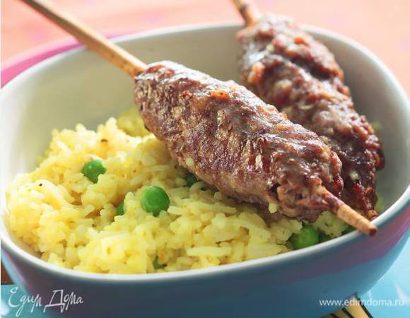 Добавить к рису замороженный горошек и прогревать еще 2–3 минуты до готовности риса. Подавать котлетки с рисом.