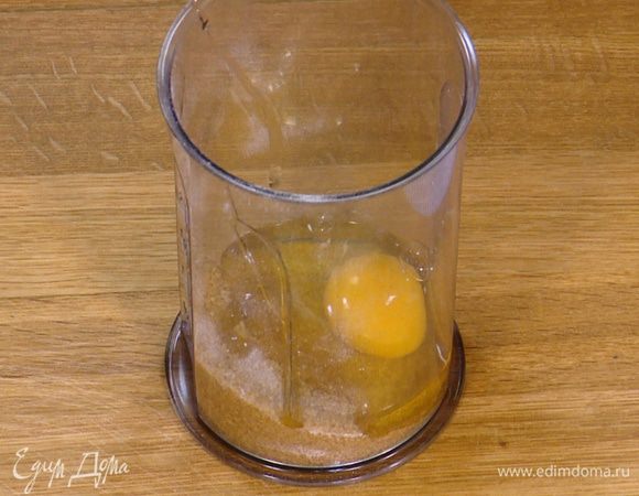 Яйцо взбить с сахаром, влить кефир.
