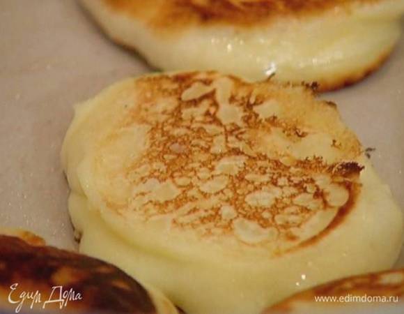 Разогреть в сковороде оставшееся растительное масло и пожарить небольшие оладушки. 