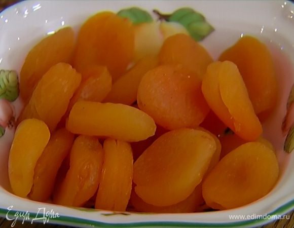 Курагу поместить в кастрюлю, залить водой так, чтобы она была только покрыта, довести до кипения и варить под крышкой на небольшом огне, время от времени помешивая, минут 25‒30, пока курага не станет мягкой. По необходимости можно подлить немного воды.