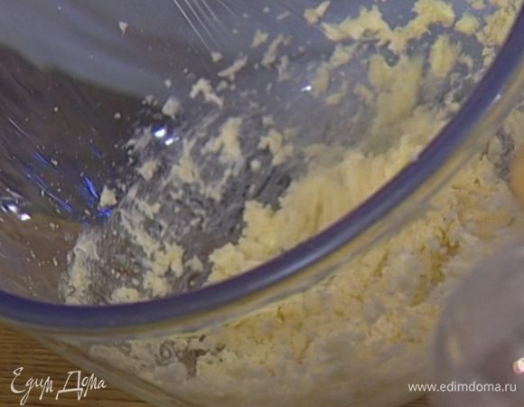 Сахар смешать с предварительно размягченным сливочным маслом и немного взбить, чтобы масло стало светлым.