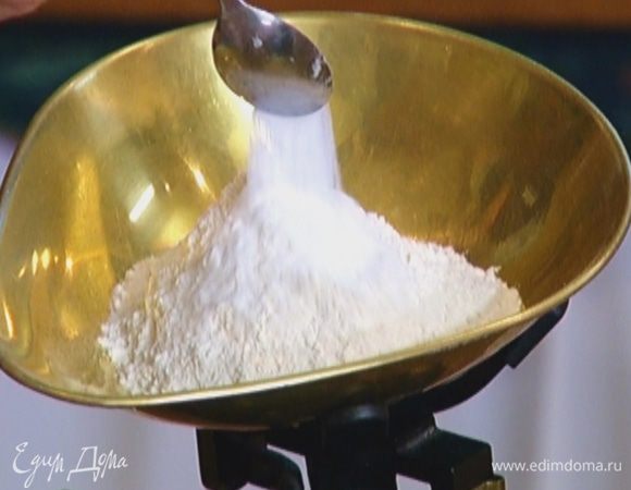 Всыпать муку, вымешать, затем добавить разрыхлитель, корицу и соль и снова перемешать — тесто должно получиться довольно крутым.