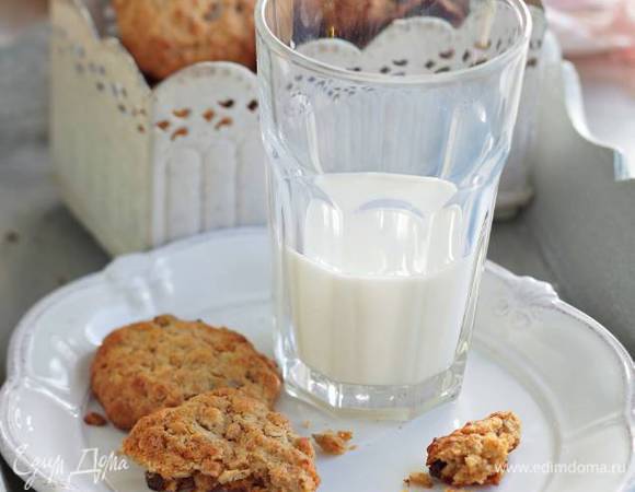 Выпекать в разогретой духовке минут 15 до золотистого цвета.