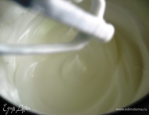 Белки взбиваем с сахаром до стойких пиков. 