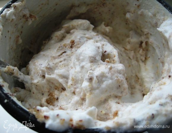 Белки осторожно смешиваем с ореховой массой. 