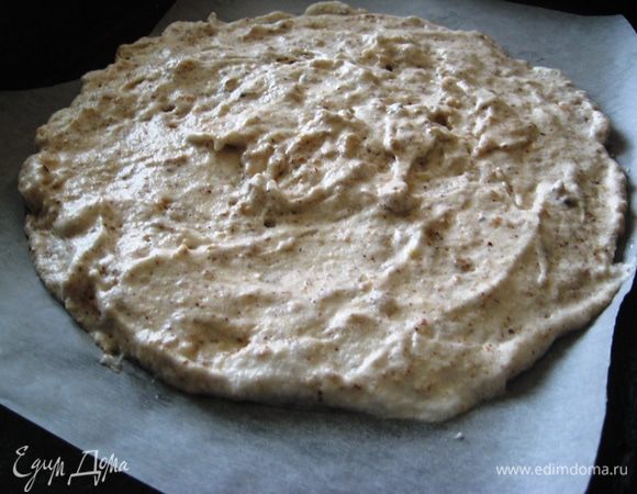 На пергаменте рисуем два круга по размеру формы. Делим массу пополам и выкладываем на пергамент. Разравниваем ножом. 