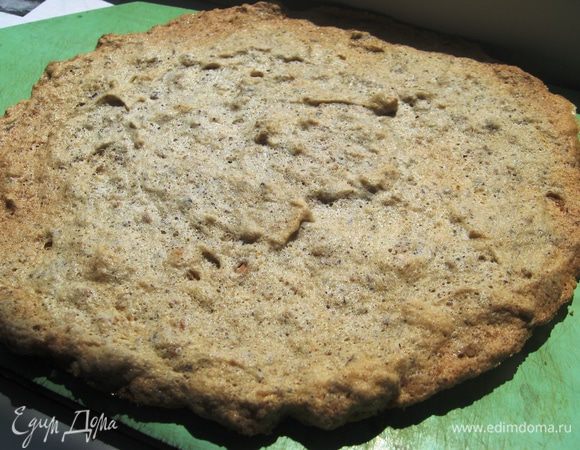 Выпекаем при Т 120-150 градусов до готовности (у меня ушло 30 минут и дала полностью остыть в духовке). Снимаем с пергамента (только после полного остывания!). Подправляем края.