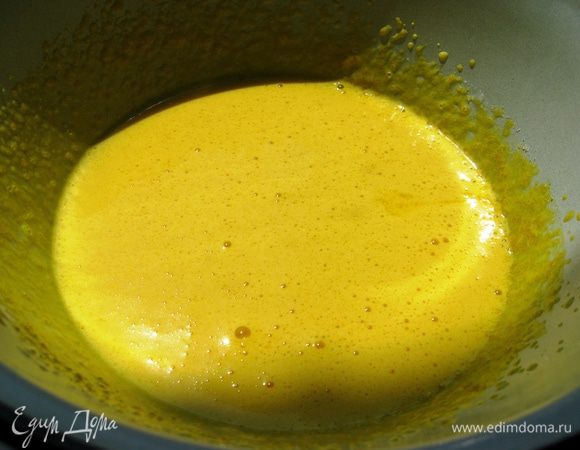 Теперь готовим бисквит. Белки отделяем от желтков. Желтки взбиваем с половиной сахара до белой, пышной массы. 