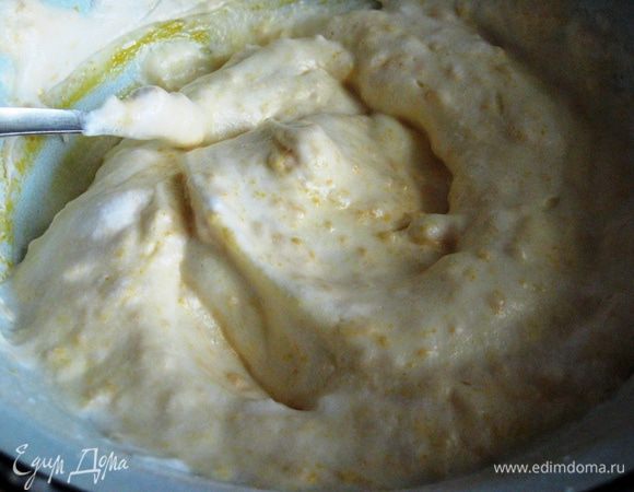 Белки взбиваем до стойких пиков с оставшимся сахаром. К желткам просеиваем муку, добавляем крахмал и цедру лимона. Аккуратно вводим белки. 