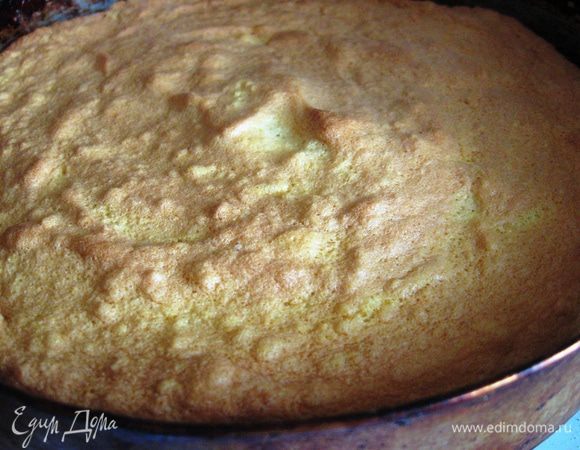 Тесто выкладываем в форму и выпекаем при Т180 градусов 20-30 минут до готовности. Даем время полностью остыть. Аккуратно срезаем верх, чтобы хорошо пропитался потом. Не смотря на то, что никаких разрыхлителей в тесто не давалось, бисквит получился пышным. Все благодаря белкам.