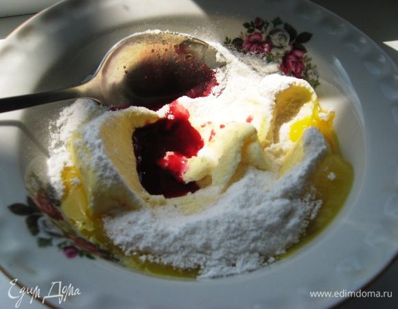 Крем. Масло взбиваем с сахарной пудрой, желтком и киршем (ликером*) в пышную массу. 