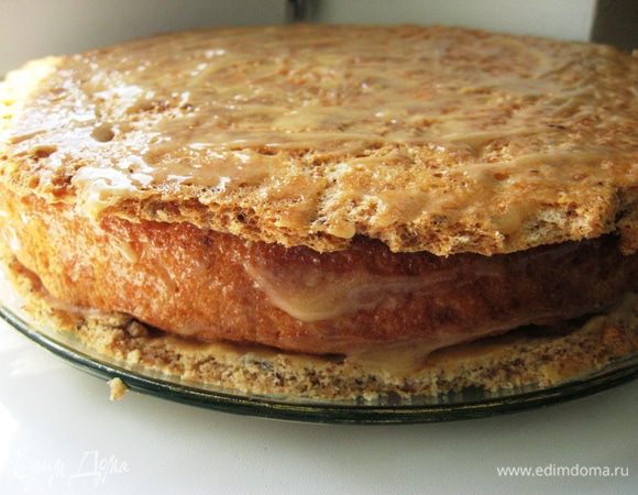 Смазываем кремом. Кладем корж безе. Тонкий слой крема. Обмазываем кремом бока торта. 