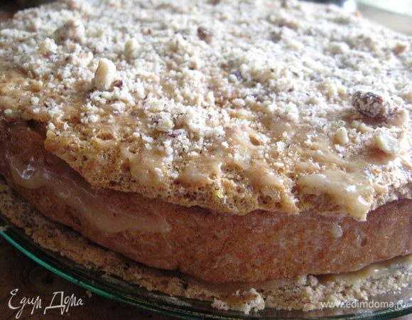 Посыпаем верх молотыми орехами. 