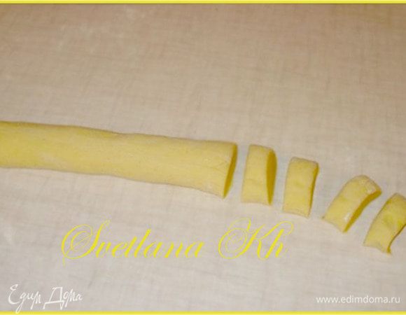    Сделать из теста колбаску и нарезать ее на части.Стараться делать одинаковые кусочки.