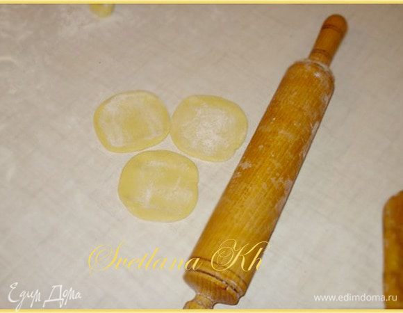     Каждую часть раскатать в лепешечку. 
Я люблю раскатывать очень тонко.