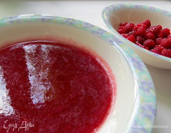 Ягоды смешать с сахаром по вкусу, добавить мяту и взбить блендером до однородности.Затем протереть через сито, чтобы удалить косточки.