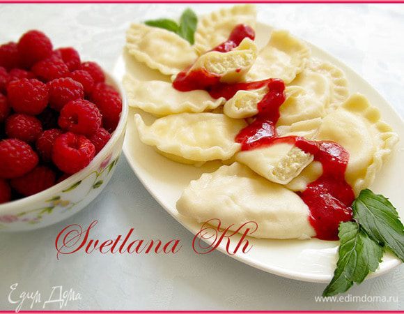 Готовые вареники уложить на блюдо и полить соусом. Украсить свежими ягодами.