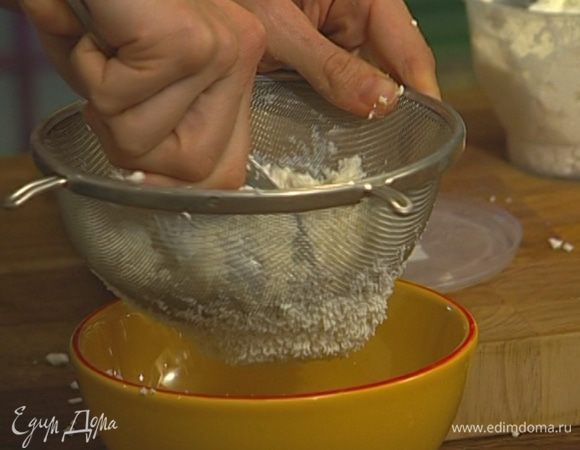 Творог протереть через сито.
