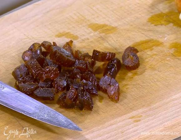 Финики, удалив косточки, мелко порубить.