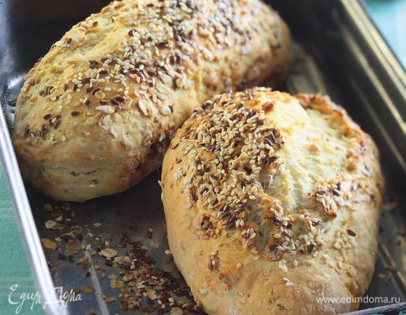 Как только тесто начнет подниматься, отправить его в разогретую духовку и выпекать до образования золотистой корочки. 
 
