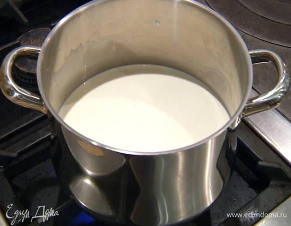 Молоко влить в кастрюлю и довести до кипения.