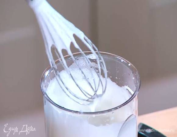 Белки взбить в крепкую пену и ввести в творожную массу. 