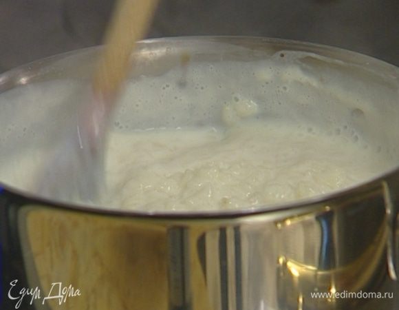 Добавить в готовый рис ванильный экстракт и ягоды, все перемешать. 