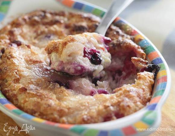 Соединить рис с творожной массой, все вымешать, выложить в смазанную оставшимся маслом форму и выпекать в разогретой духовке 30–35 минут.
Готовую запеканку присыпать сахарной пудрой.
