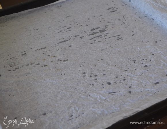 Противень застелить пергаментной бумагой. 