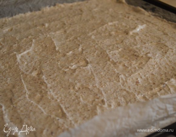 Выложить на него тесто и разровнять его силиконовой лопаткой. Отправить в духовку на 20 минут при температуре 180 градусов. 