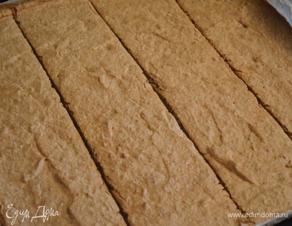 Готовый корж еще горячим  разрезать на 4 полоски и оставить остужаться. 