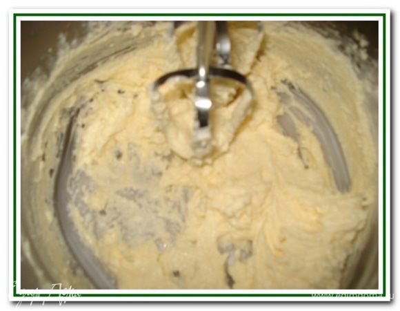 Взбить масло с сахаром и ванильным сахаром до образования пышной, светлой массы.